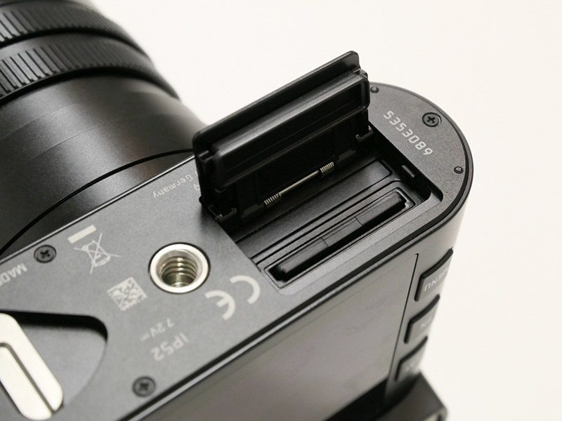 防塵防滴を意識した構造になっていることが見て取れる。