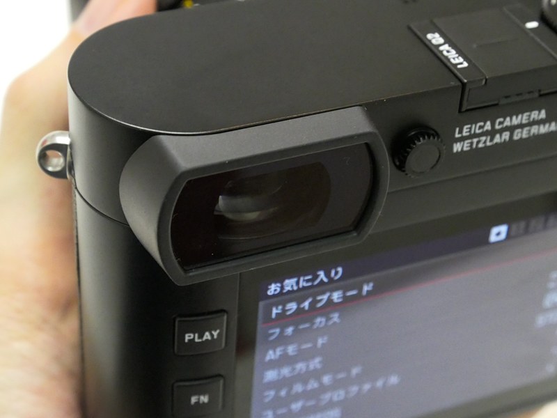 ファインダー接眼部の光学系が変わった。従来より外光の反射が気にならなくなり、クリアな印象。表示コントラストも高く、ライカCLのように高品位だ。メガネを掛けていても画面周辺まで歪みや滲みなく見えた。