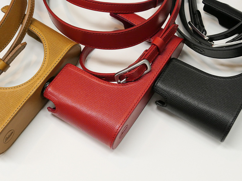 ストラップと共に、3色をラインナップしている。