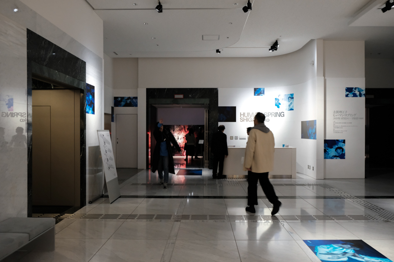 イメージは会場の外にもひろがっている。