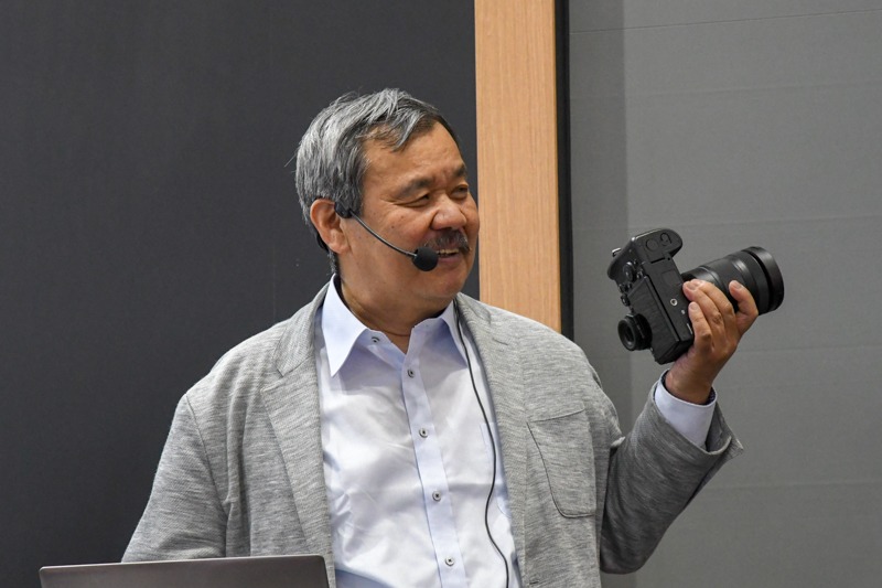 LUMIX S1Rについて説明した写真家の相原正明さん。