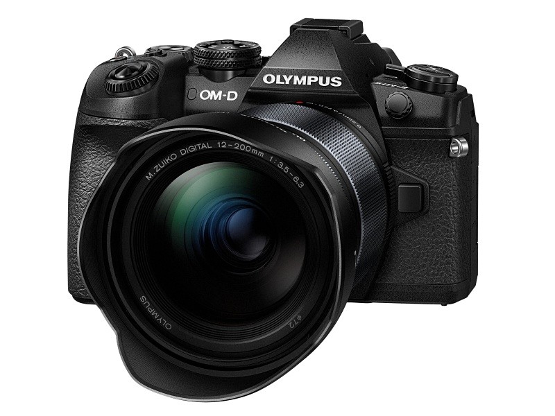 M.ZUIKO DIGITAL ED 12-200mm F3.5-6.3の装着イメージ（ボディはOM-D E-M1 Mark II）。