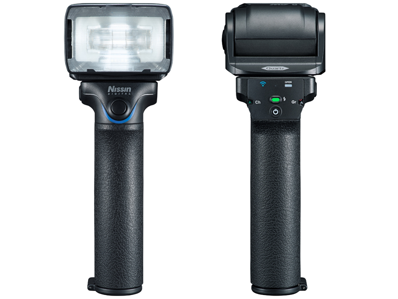 MG8正面（左）、同背面（右）。背面操作部には、電源ボタン、オープンモードボタン、通信チャンネル設定ダイヤル、発光グループセレクトダイヤル（リモートレリーズモード設定兼用）などを備える。