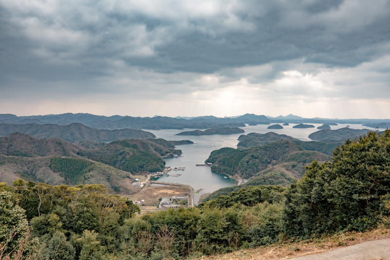 烏帽子岳展望台より浅茅湾を望む。撮影：礒村浩一<br><span class="fnt-85">SONY α6300 / SIGMA 16mm F1.4 DC DN Contemporary / 16mm / 絞り優先AE（F5.6・1/160秒・±0EV） / ISO 100</span>