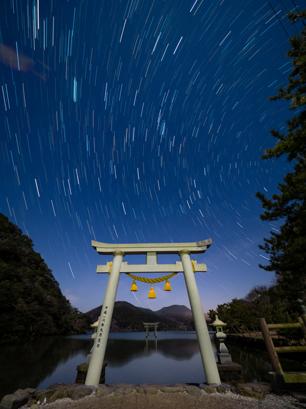 撮影：礒村浩一<br><span class="fnt-85">OLYMPUS OM-D E-M1 Mark II / M.ZUIKO DIGITAL ED 7-14mm F2.8 PRO / 7mm / マニュアル露出（F2.8・15秒×80コマ〈ライブコンポジット〉） / ISO 400</span>