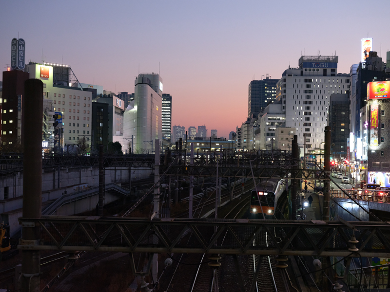 電車が8路線乗り入れる大型ターミナル、池袋にマジックアワーが訪れる。ここからのこの景色は喧騒とは無縁。<br><span class="fnt-85">GFX 50R / GF63mmF2.8 R WR / 63mm（50mm相当） / 絞り優先AE（1/25秒・F5.6・±0EV） / ISO 5000</span>