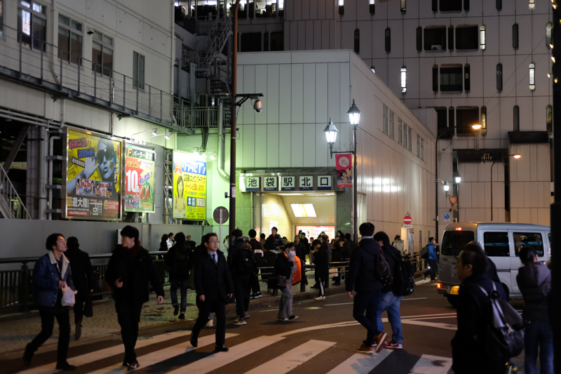 池袋駅北口。この小さい穴が魔都への入口。<br><span class="fnt-85">X-Pro2 / XF35mmF1.4 R / 35mm（52.5mm相当） / 絞り優先AE（1/350秒・F2.0・±0EV） / ISO 3200</span>