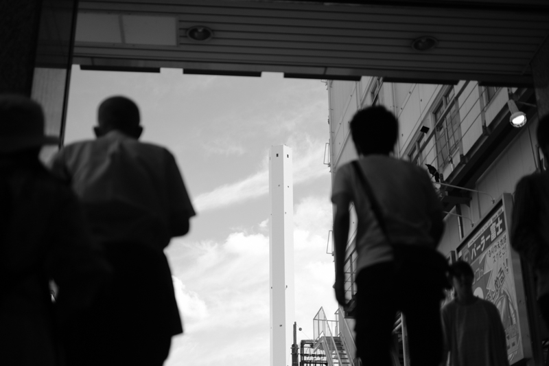 池袋駅北口を出るとまず飛びこんでくる光景。あの塔の下集う我ら。<br><span class="fnt-85">X-Pro2 / XF35mmF1.4 R / 35mm（52.5mm相当） / 絞り優先AE（1/5,400秒・F1.8・±0EV） / ISO 200</span>