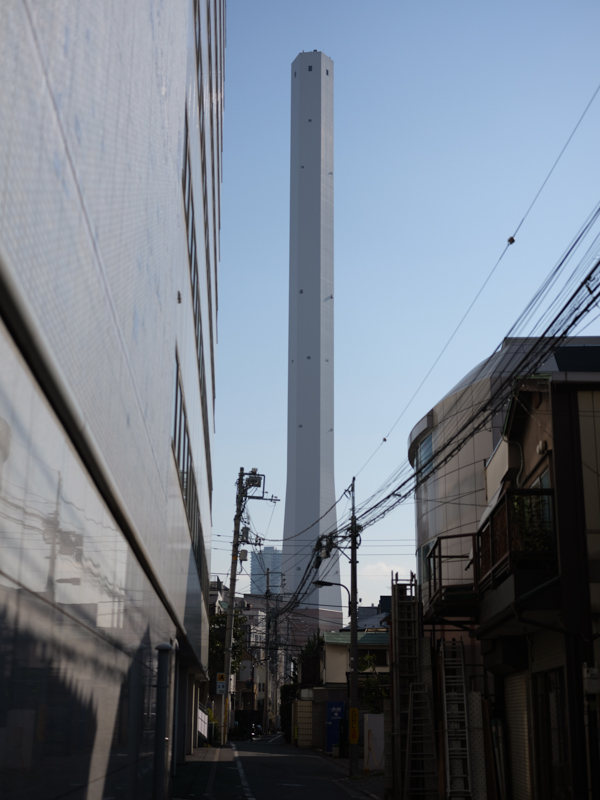 全長210m。豊島清掃工事煙突の全貌。<br><span class="fnt-85">GFX 50R / GF63mmF2.8 R WR / 63mm（50mm相当） / 絞り優先AE（1/3,000秒・F3.6・±0EV） / ISO 100</span>