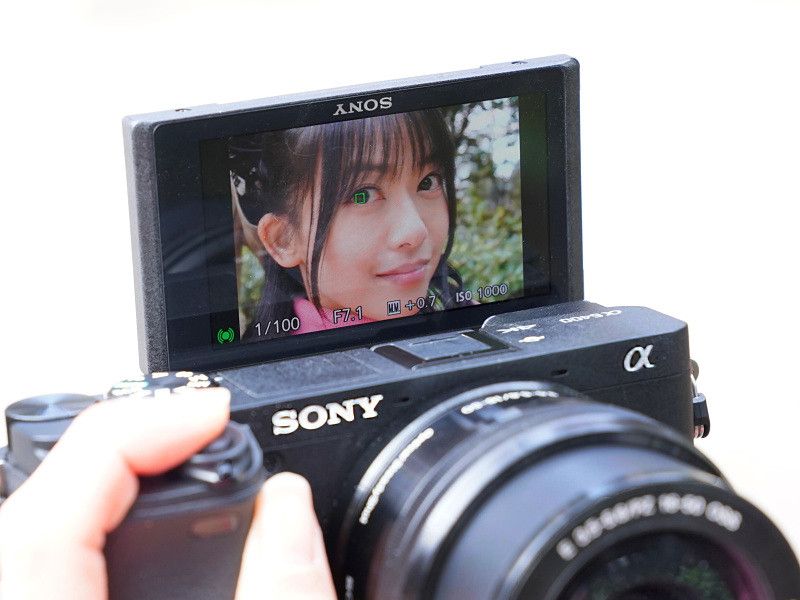 左手でカメラを持ちながらシャッターボタンを押すところ。ピントを合わせたい瞳を左右で切り替えることも可能になりました。