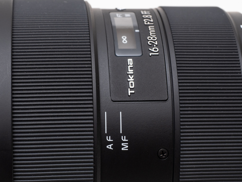 写真左側がフォーカスリング。フォーカスリングをカメラ側に引くことでAF/MFの切替えになる。直感的動作でマニュアルでも素早い操作が可能だ。