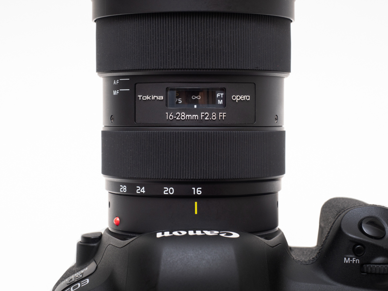 カメラに装着した状態を俯瞰。カメラ手前側がズームリング。やや重めのトルクに出来ているので不用意に動いてしまう可能性は低い。