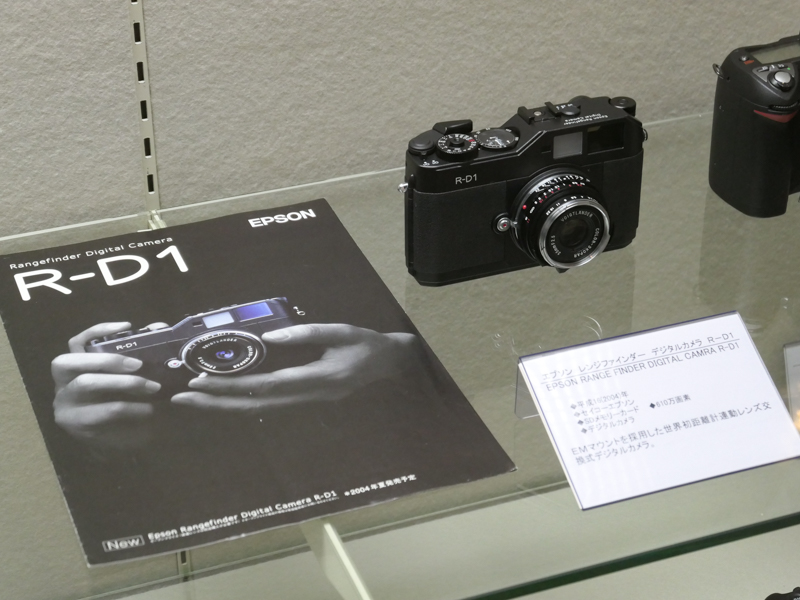 エプソンレンジファインダーデジタルカメラR-D1（平成16/2004年）。ライカMマウント互換のEMマウントを採用。世界初の距離計連動レンズ交換式デジタルカメラ。