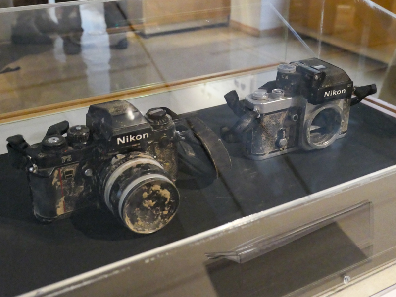 2011年東日本大震災における陸前高田の津波被災跡から発見されたカメラ。使用していた志田信一氏が自宅庭先の瓦礫から発見したもので、JPSを通じて日本カメラ博物館に寄贈された。