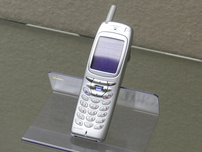 シャープJ-SH04（平成12/2000年）。いわゆる"写メ"を広めた機種。