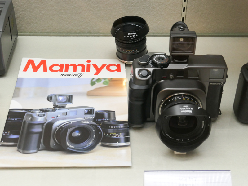 マミヤ7（平成7/1995年）。43mmレンズを使用するために工夫された、6×7判のレンズ交換式距離計連動カメラ。