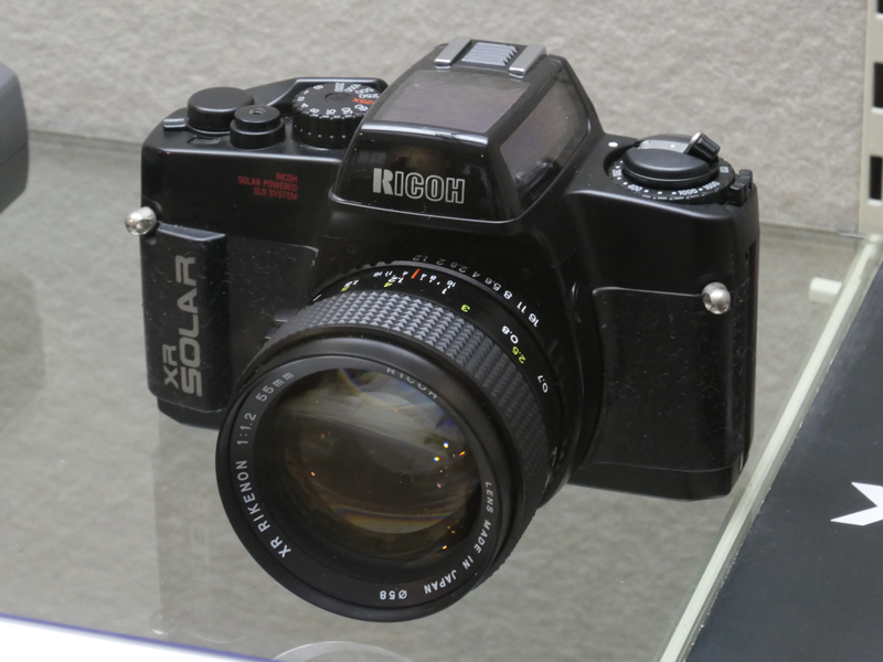 リコーXRソーラー（平成6/1994年）。ソーラーバッテリーを電源として露出表示を行う。