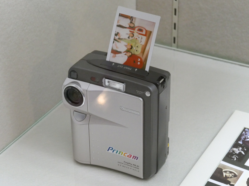 富士フイルム FinePix PR21 プリンカム（平成11/1999年）。インスタントフィルムプリンターを内蔵し、撮影したその場で複数のプリントを作成できるデジタルカメラ。