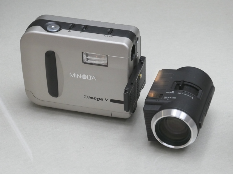 ミノルタ ディマージュV（平成9/1997年）。レンズ部分がユニット方式になっており、着脱・回転・延伸により自由なアングルで撮影可能とした。