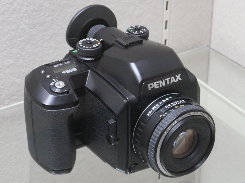 ペンタックス645N（平成9/1997年）。レンズ交換式中判一眼レフカメラとして初めてのAFカメラ。