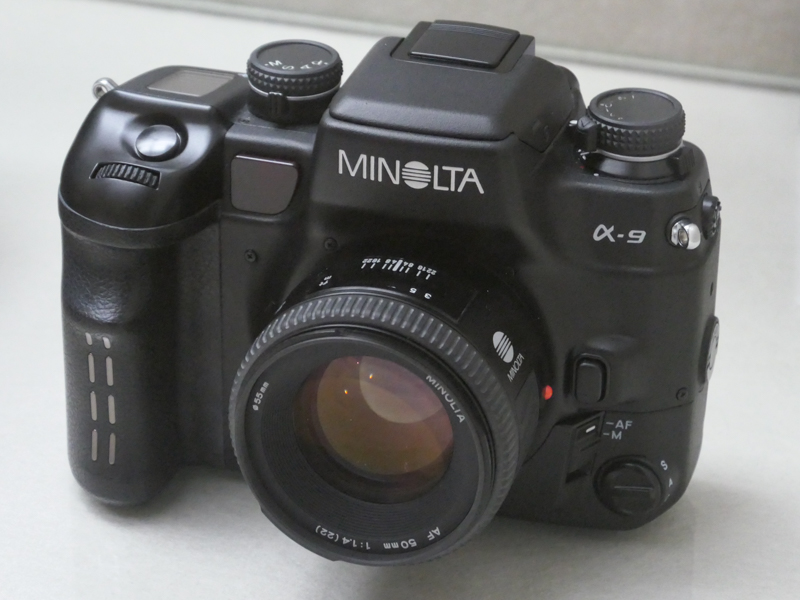 ミノルタα-9（平成10/1998年）。α-9xi後継の最上位機種で、ミノルタ製一眼レフカメラとして初めてファインダー視野率100%を達成。