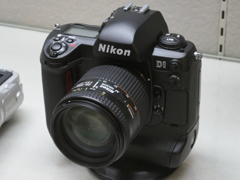 ニコンD1（平成11/1999年）。270万画素CCDを採用したデジタル一眼レフカメラ。ニコンF5/F100の操作性を踏襲。プロカメラマンがデジタルカメラを使い始めるきっかけになったと言われている。