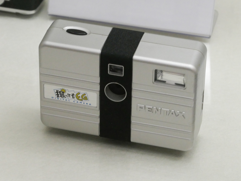 ペンタックス 撮ってもEG（平成13/2001年）。レンズ付きフィルムとほぼ同様に、撮影済みのカメラを写真店に持ち込んでプリントのみを受け取るシステムのデジタルカメラ。
