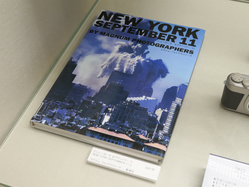 各時代に関連する写真集が並んでいる。