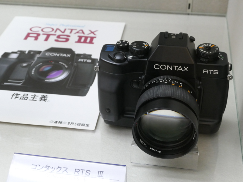 コンタックスRTS III（平成2/1990年）。フィルム圧板に真空吸引方式を採用し、平面性を向上させた。