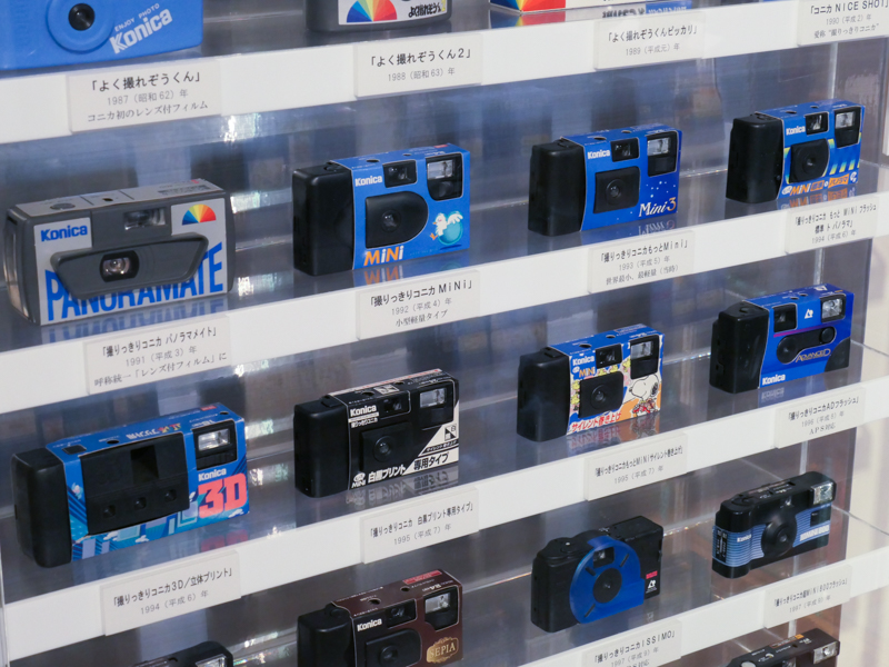 コニカの「撮りっきりMiNi」も展示されている。
