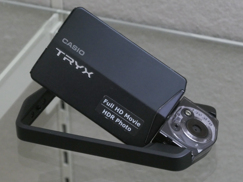 カシオEX-TR100 TRYX（平成23/2011年）。35mm判換算21mmレンズを搭載し、枠部分が360度、モニター部が270度回転するデジタルカメラ。日本名はEXILIM。