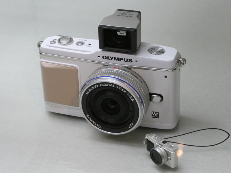 オリンパスペン E-P1（平成21/2009年）。オリンパス初のマイクロフォーサーズ機。6種類の「アートフィルター」を搭載し、動画撮影も可能。