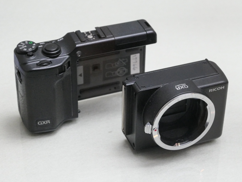 リコーGXR（平成21/2009年）。レンズと撮像素子を一体化して交換可能としたユニット交換式のデジタルカメラ。