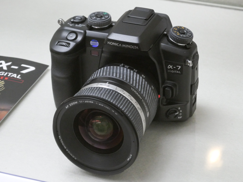 コニカミノルタα-7デジタル（平成16/2004年）。CCDシフト式の手ブレ補正機構を搭載。ほぼ全てのαシリーズ交換レンズで手ブレ補正を実現した。