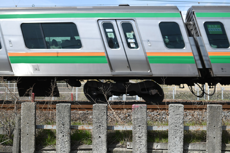 写真1：ローリング歪みの例。走る電車をニコンD850の静音モードで撮影。