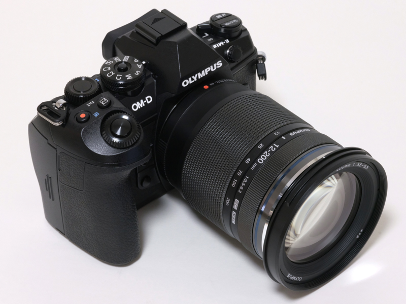 OM-D E-M1 Mark IIに取りつけた状態