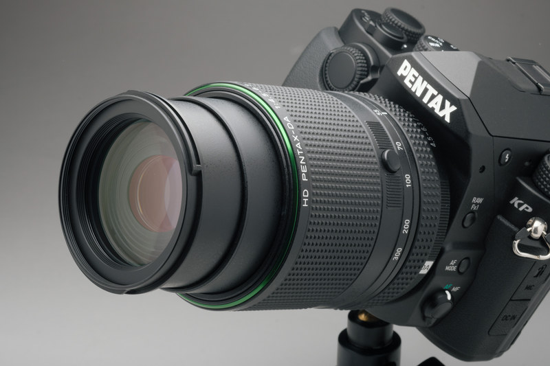 この記事のテーマ、望遠ズームレンズの「HD PENTAX-DA 55-300mmF4.5-6.3 ED PLM WR RE」。今回はこれを使って様々な被写体を撮り、その実力を見てみる。