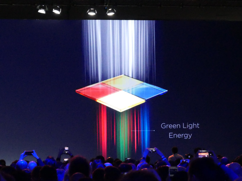 黄色のY画素から、G画素の輝度情報を得る。タッチ&トライコーナーの説明員いわく、黄色の光のほうがイメージセンサーとして感度を得やすいためだという。