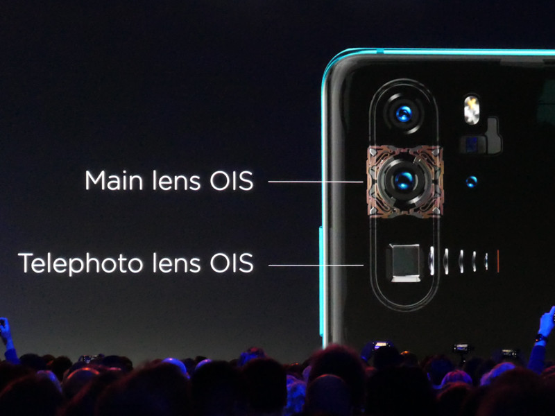 P30 Proのメインカメラ（27mm相当）と、"ペリスコープ構造"と呼ぶ屈曲光学系の望遠カメラ（135mm相当）にはそれぞれ手ブレ補正機構が備わる。その上の広角カメラは35mm判換算16mm相当。