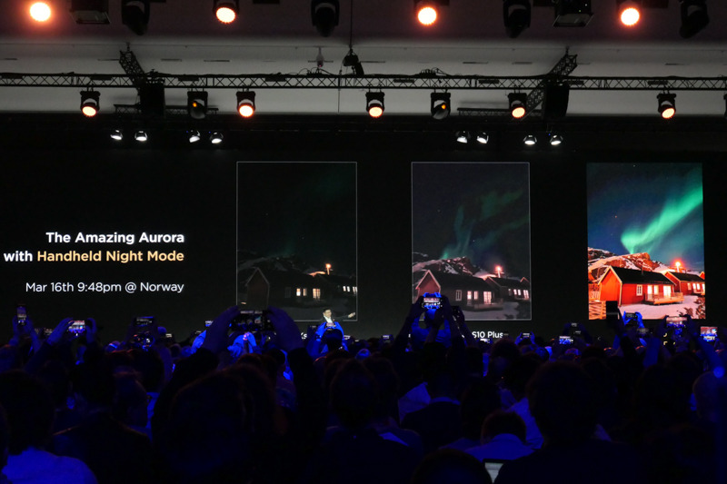 ライバルのスマートフォンでは写らないような暗いシーンでも、手持ち夜景モードで明るく写るという説明。左がiPhone Xs MaxとGalaxy S10+。右がP30 Pro。