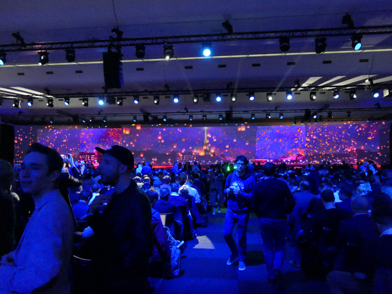 世界中からプレス関係者などが集まった。