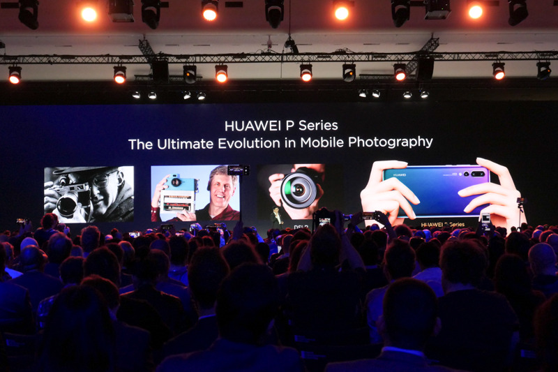 ファーウェイPシリーズは写真に特化したモデルと強調。アンリ・カルティエ・ブレッソンの肖像がスライドに使われていた（一番左）。発表会の開催地であるフランスと、カメラ機能を共同開発しているライカへの敬意だろうか。