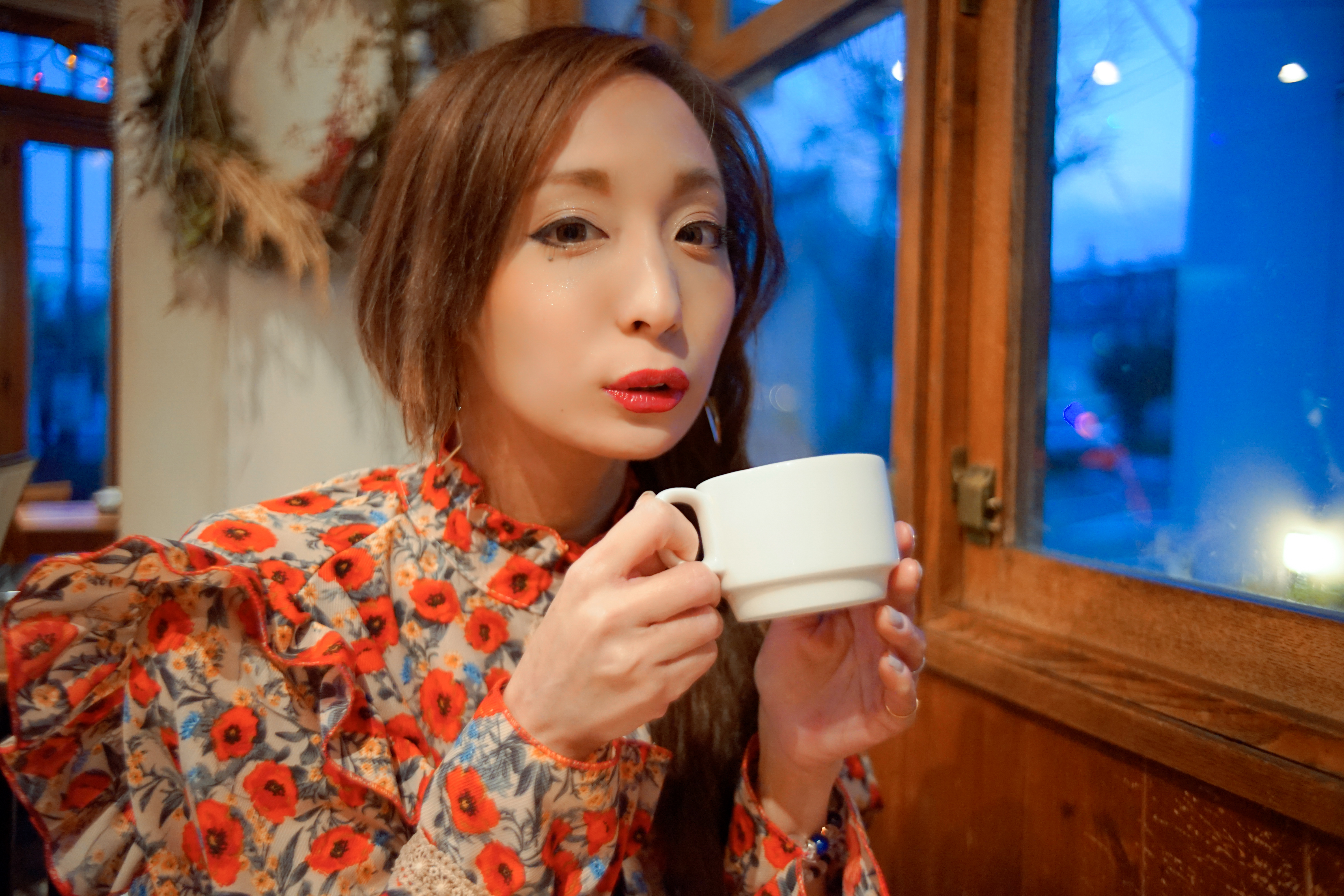 α7 II / Lomogon 2.5/32 / 1/60秒 / F2.5 / ISO 2000（モデル：矢沢なり）