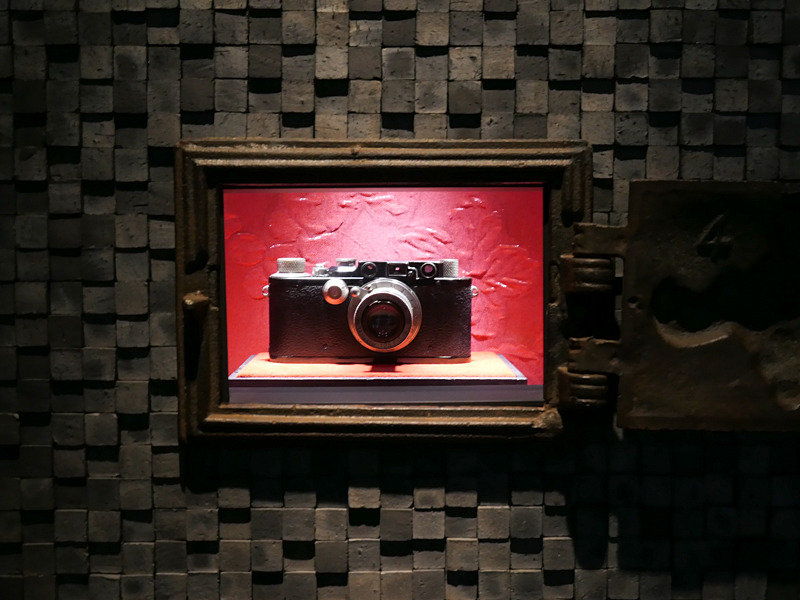 壁にある窯の中に、約80年前のライカが鎮座している。
