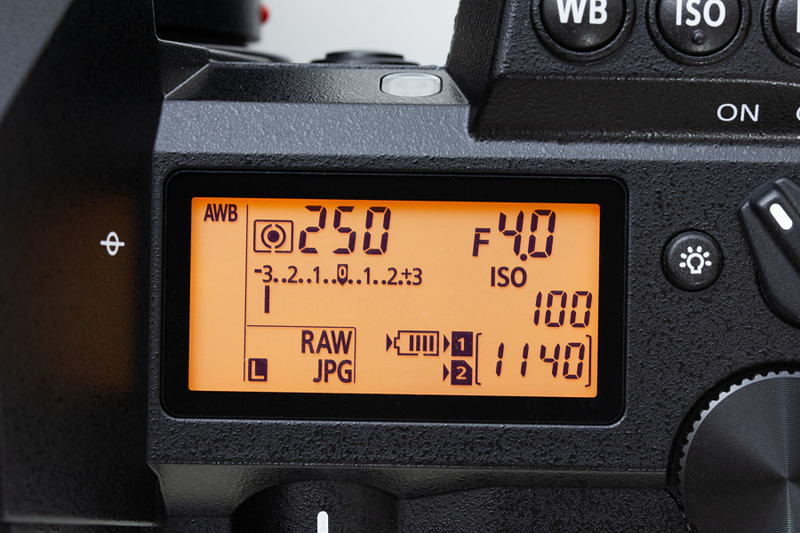 電源スイッチ横のイルミネーターボタンを押すとステータスLCDの照明が点き、暗所でもカメラの状態が確認できる。また背面の再生ボタン、Qボタン、戻るボタン、消去ボタン、DISP.ボタンも点灯する。