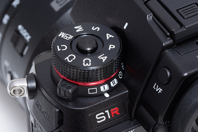 モードダイヤル。下段がドライブモードダイヤル。