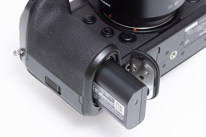 バッテリーを装填するところ。