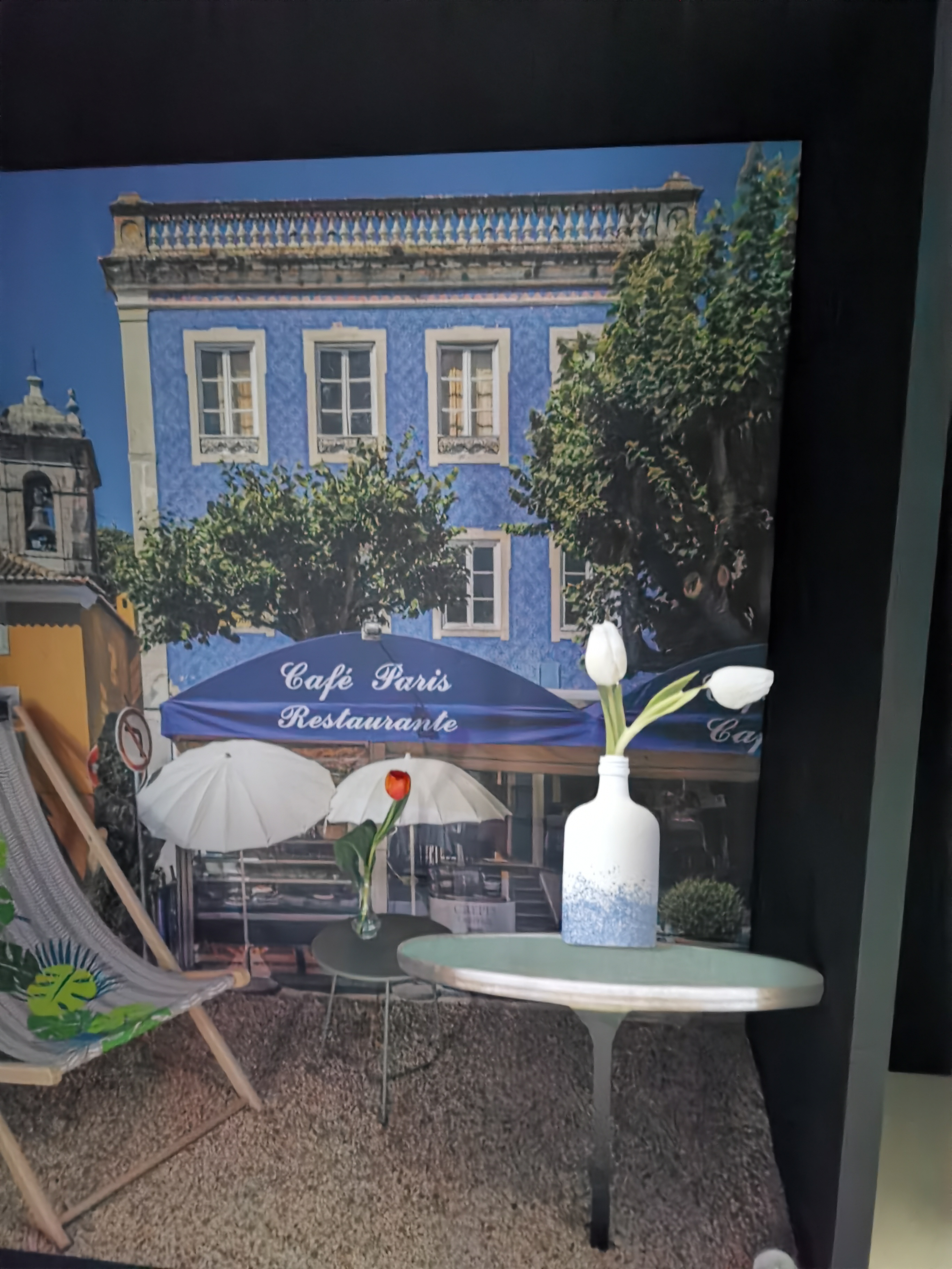 実写画像。上の状況写真と同じ部屋の中で、別の被写体を手持ち撮影。フルオートの「写真」モードでシャッターボタンを押した。27mm相当F1.6レンズで、ISO 204800、シャッター速度は1/2秒となった。