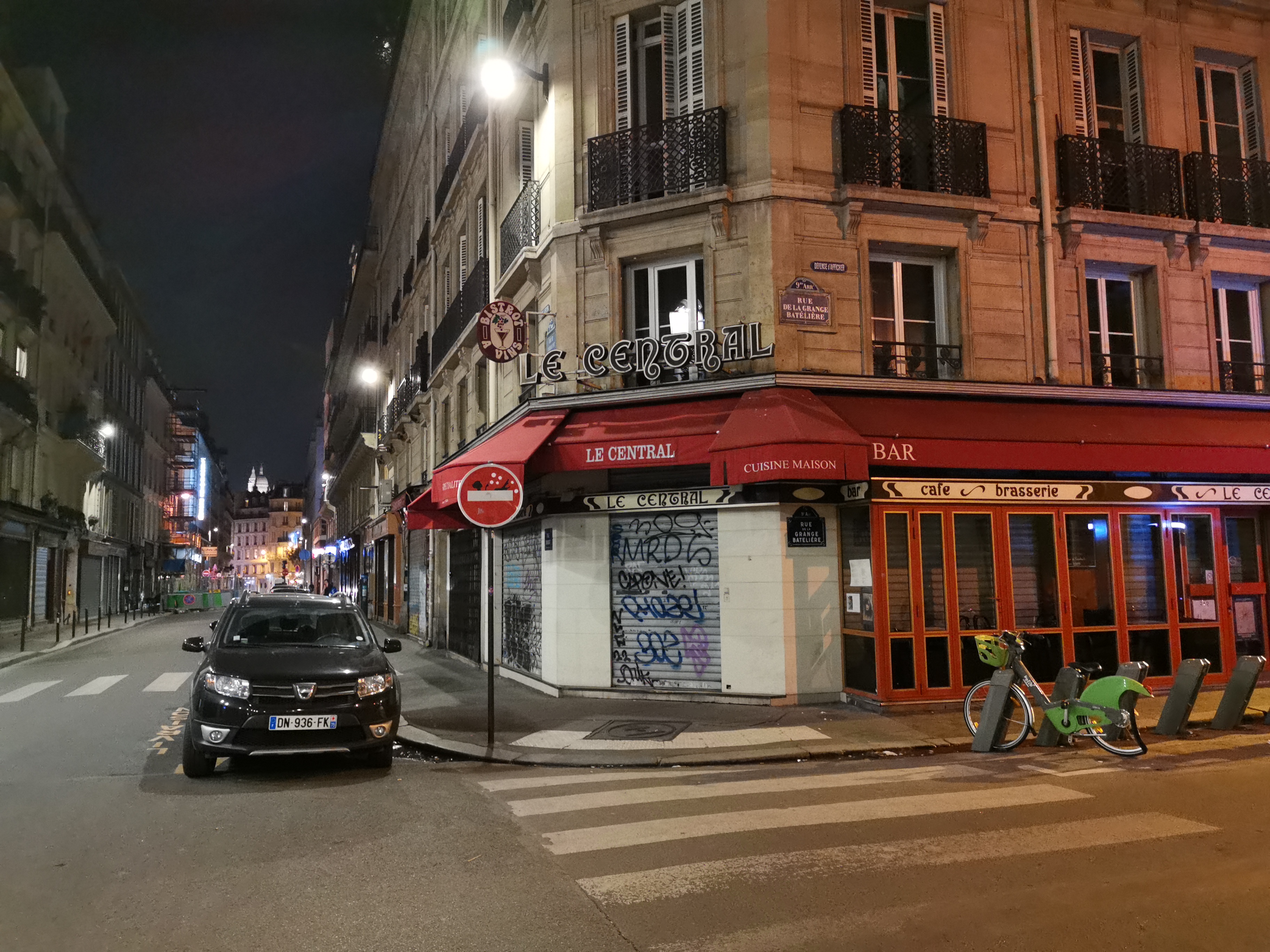 プロモード。ISO 500、1/25秒。