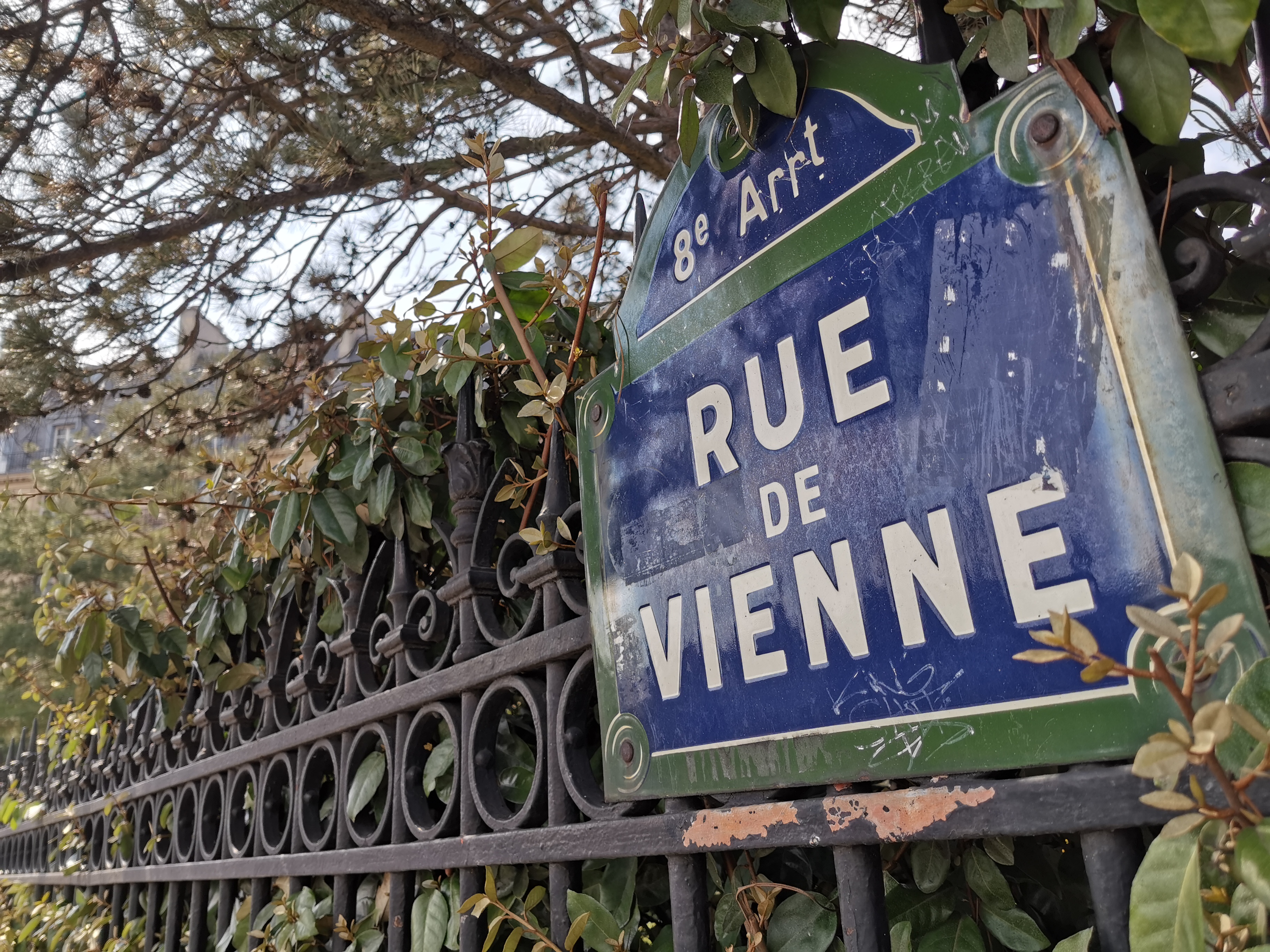 27mm相当、ISO 50。フルオート撮影。